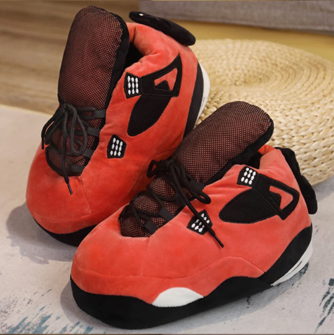 Sneaker Hausschuhe von Housekicks, flauschige Jordan Hausschuhe, Fluffy Jordans, Nike Hausschuhe, stylische Housekicks für drinnen, warme und gemütliche Hausschuhe für jede Altersklasse. Ähneln deinen dein Sneakern und halten deine Füße warm.