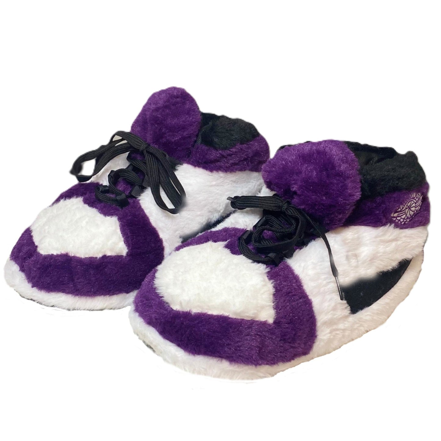 Sneaker Hausschuhe von Housekicks, flauschige Jordan Hausschuhe, Fluffy Jordans, Nike Hausschuhe, stylische Housekicks für drinnen, warme und gemütliche Hausschuhe für jede Altersklasse. Ähneln deinen dein Sneakern und halten deine Füße warm.