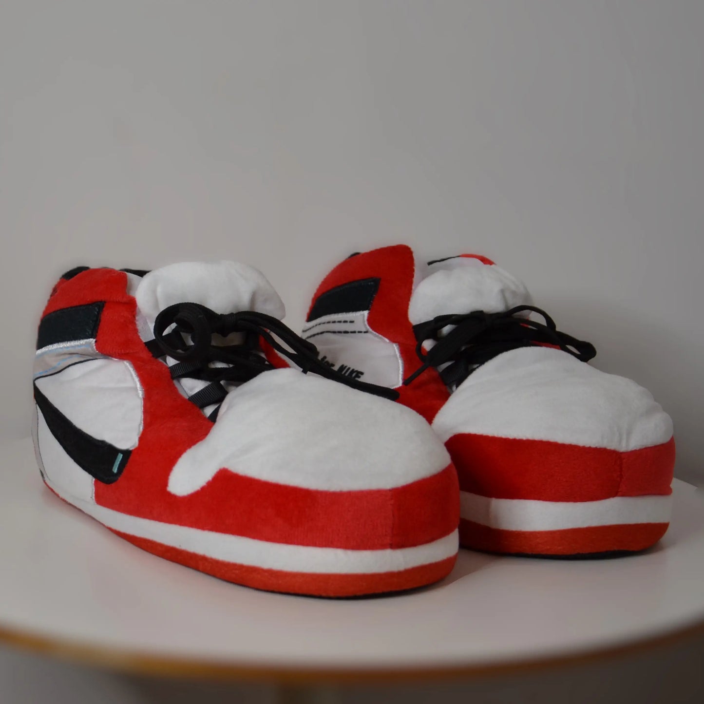 Sneaker Hausschuhe von Housekicks, flauschige Jordan Hausschuhe, Fluffy Jordans, Nike Hausschuhe, stylische Housekicks für drinnen, warme und gemütliche Hausschuhe für jede Altersklasse. Ähneln deinen dein Sneakern und halten deine Füße warm.