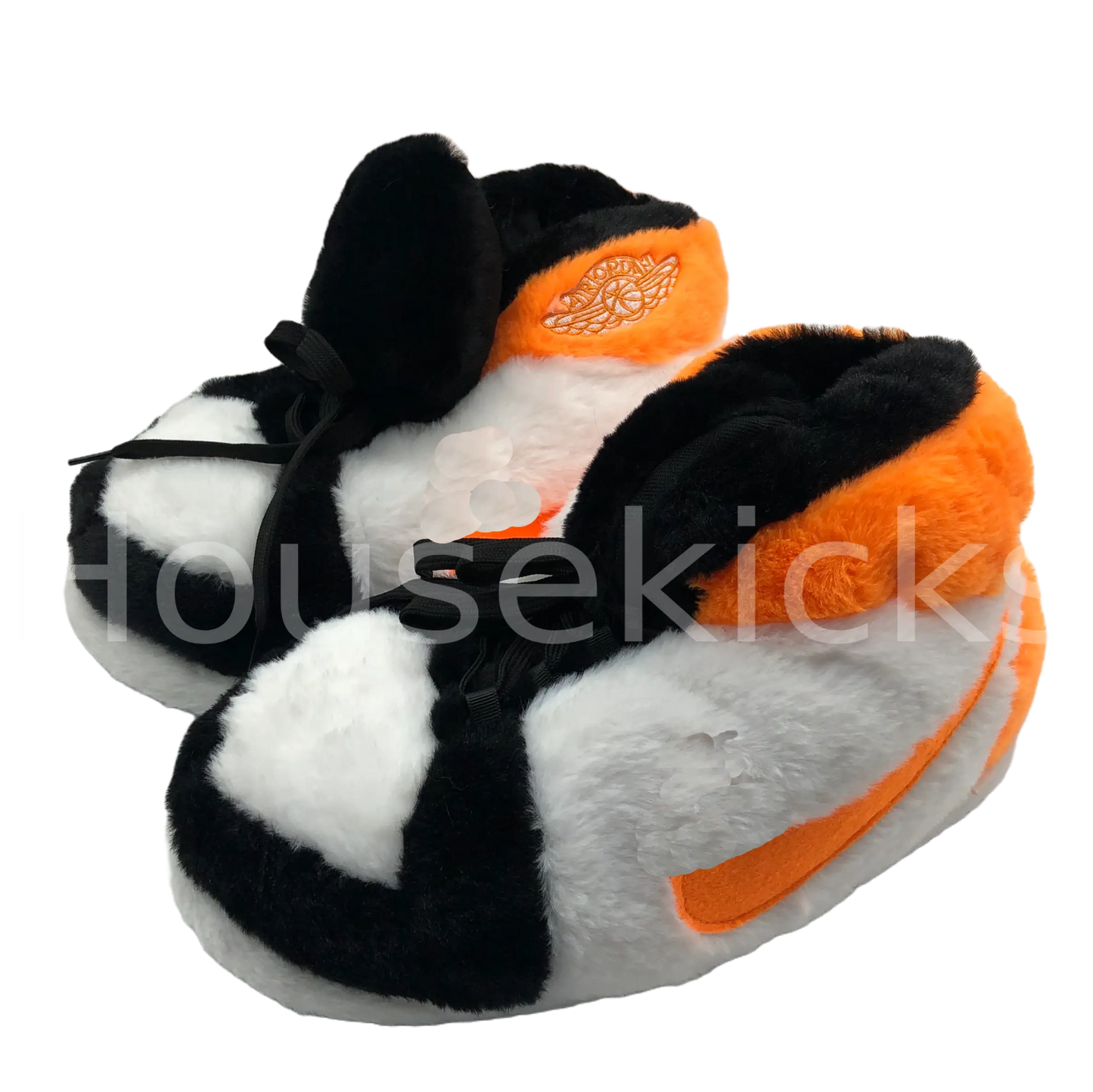Sneaker Hausschuhe von Housekicks, flauschige Jordan Hausschuhe, Fluffy Jordans, Nike Hausschuhe, stylische Housekicks für drinnen, warme und gemütliche Hausschuhe für jede Altersklasse. Ähneln deinen dein Sneakern und halten deine Füße warm.