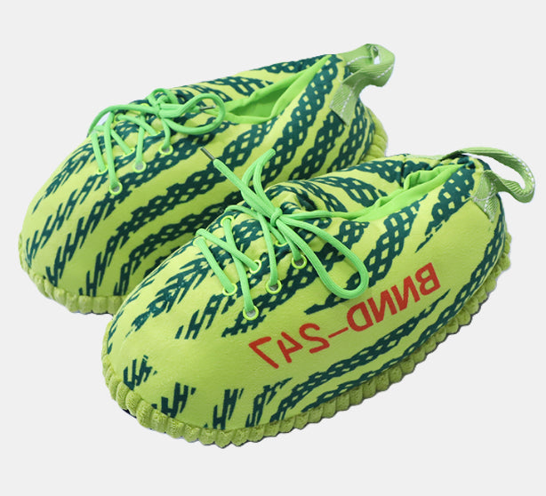 Sneaker Hausschuhe von Housekicks, flauschige Jordan Hausschuhe, Fluffy Jordans, Nike Hausschuhe, stylische Housekicks für drinnen, warme und gemütliche Hausschuhe für jede Altersklasse. Ähneln deinen dein Sneakern und halten deine Füße warm.