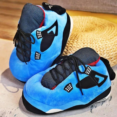 Sneaker Hausschuhe von Housekicks, flauschige Jordan Hausschuhe, Fluffy Jordans, Nike Hausschuhe, stylische Housekicks für drinnen, warme und gemütliche Hausschuhe für jede Altersklasse. Ähneln deinen dein Sneakern und halten deine Füße warm.