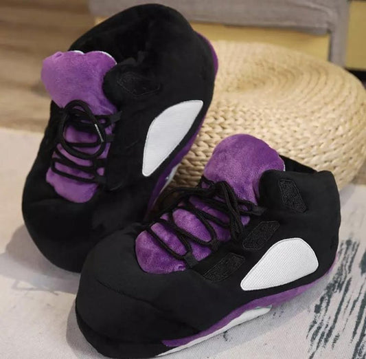 Sneaker Hausschuhe von Housekicks, flauschige Jordan Hausschuhe, Fluffy Jordans, Nike Hausschuhe, stylische Housekicks für drinnen, warme und gemütliche Hausschuhe für jede Altersklasse. Ähneln deinen dein Sneakern und halten deine Füße warm.