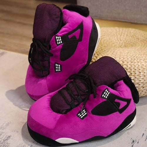 Sneaker Hausschuhe von Housekicks, flauschige Jordan Hausschuhe, Fluffy Jordans, Nike Hausschuhe, stylische Housekicks für drinnen, warme und gemütliche Hausschuhe für jede Altersklasse. Ähneln deinen dein Sneakern und halten deine Füße warm.
