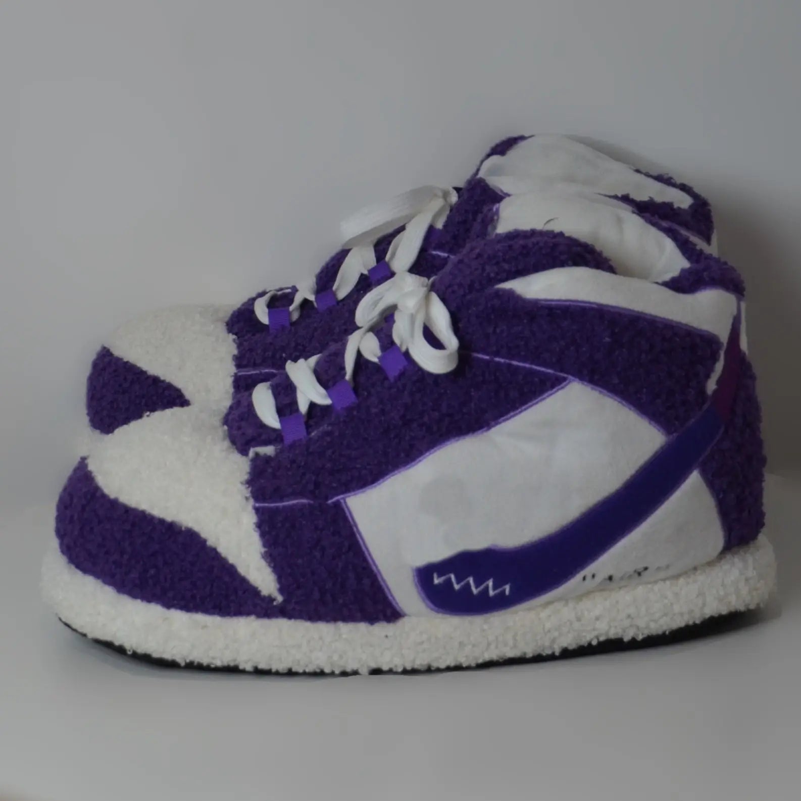Sneaker Hausschuhe von Housekicks, flauschige Jordan Hausschuhe, Fluffy Jordans, Nike Hausschuhe, stylische Housekicks für drinnen, warme und gemütliche Hausschuhe für jede Altersklasse. Ähneln deinen dein Sneakern und halten deine Füße warm.