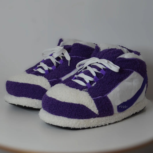 Sneaker Hausschuhe von Housekicks, flauschige Jordan Hausschuhe, Fluffy Jordans, Nike Hausschuhe, stylische Housekicks für drinnen, warme und gemütliche Hausschuhe für jede Altersklasse. Ähneln deinen dein Sneakern und halten deine Füße warm.