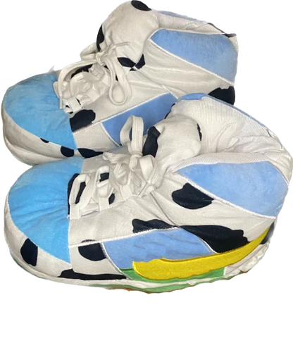 Sneaker Hausschuhe von Housekicks, flauschige Jordan Hausschuhe, Fluffy Jordans, Nike Hausschuhe, stylische Housekicks für drinnen, warme und gemütliche Hausschuhe für jede Altersklasse. Ähneln deinen dein Sneakern und halten deine Füße warm.