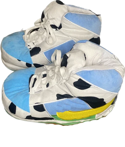 Sneaker Hausschuhe von Housekicks, flauschige Jordan Hausschuhe, Fluffy Jordans, Nike Hausschuhe, stylische Housekicks für drinnen, warme und gemütliche Hausschuhe für jede Altersklasse. Ähneln deinen dein Sneakern und halten deine Füße warm.