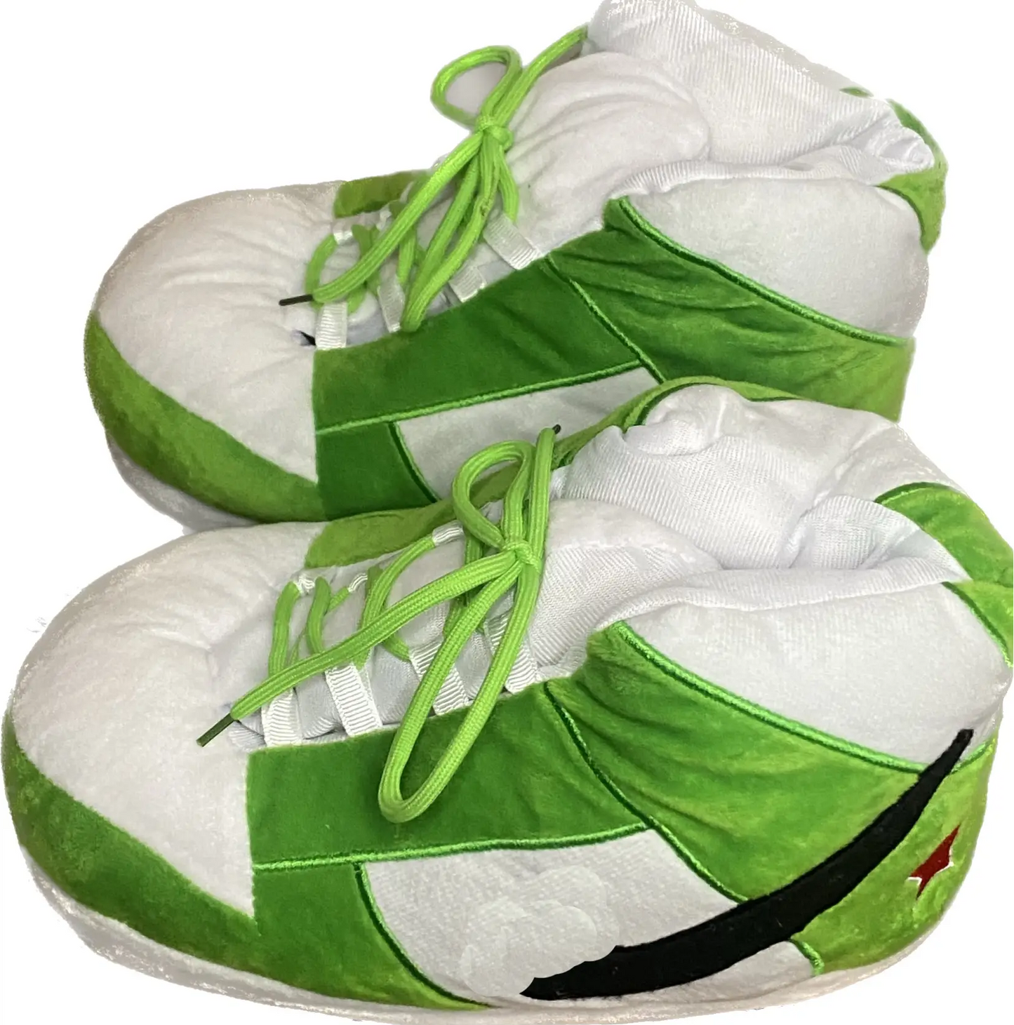 Sneaker Hausschuhe von Housekicks, flauschige Jordan Hausschuhe, Fluffy Jordans, Nike Hausschuhe, stylische Housekicks für drinnen, warme und gemütliche Hausschuhe für jede Altersklasse. Ähneln deinen dein Sneakern und halten deine Füße warm.