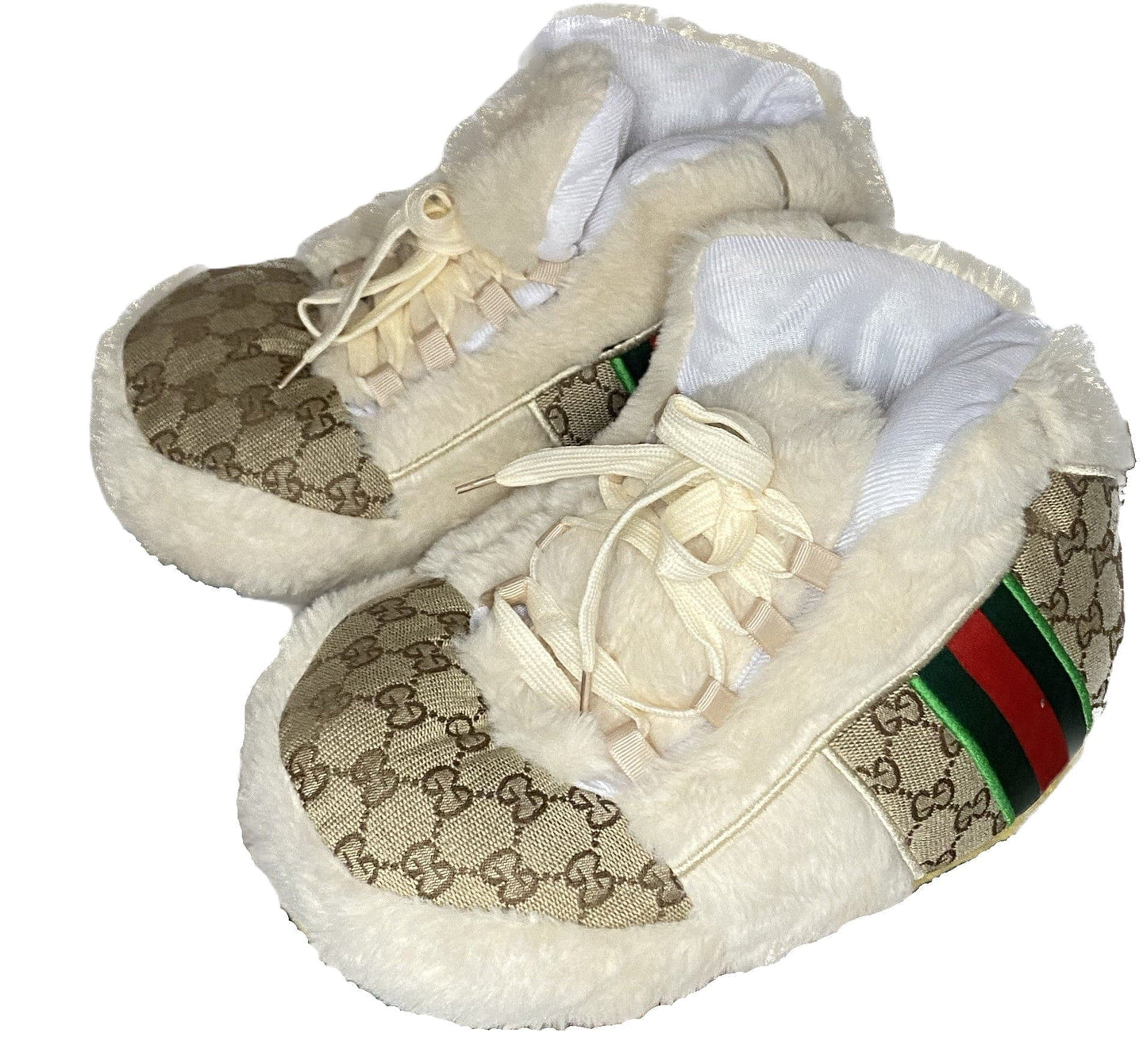 Sneaker Hausschuhe von Housekicks, flauschige Jordan Hausschuhe, Fluffy Jordans, Nike Hausschuhe, stylische Housekicks für drinnen, warme und gemütliche Hausschuhe für jede Altersklasse. Ähneln deinen dein Sneakern und halten deine Füße warm.