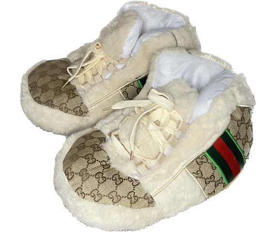 Sneaker Hausschuhe von Housekicks, flauschige Jordan Hausschuhe, Fluffy Jordans, Nike Hausschuhe, stylische Housekicks für drinnen, warme und gemütliche Hausschuhe für jede Altersklasse. Ähneln deinen dein Sneakern und halten deine Füße warm.