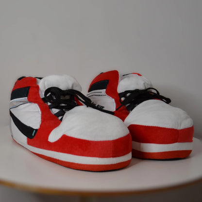 Sneaker Hausschuhe von Housekicks, flauschige Jordan Hausschuhe, Fluffy Jordans, Nike Hausschuhe, stylische Housekicks für drinnen, warme und gemütliche Hausschuhe für jede Altersklasse. Ähneln deinen dein Sneakern und halten deine Füße warm.