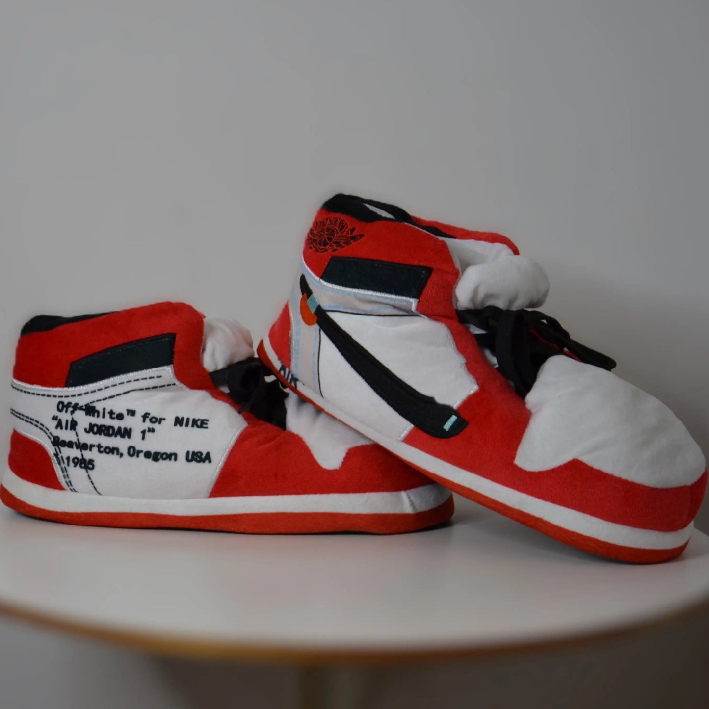 Sneaker Hausschuhe von Housekicks, flauschige Jordan Hausschuhe, Fluffy Jordans, Nike Hausschuhe, stylische Housekicks für drinnen, warme und gemütliche Hausschuhe für jede Altersklasse. Ähneln deinen dein Sneakern und halten deine Füße warm.