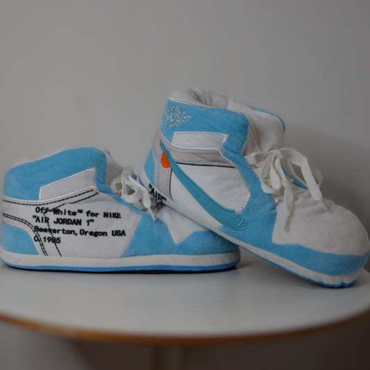 Sneaker Hausschuhe von Housekicks, flauschige Jordan Hausschuhe, Fluffy Jordans, Nike Hausschuhe, stylische Housekicks für drinnen, warme und gemütliche Hausschuhe für jede Altersklasse. Ähneln deinen dein Sneakern und halten deine Füße warm.