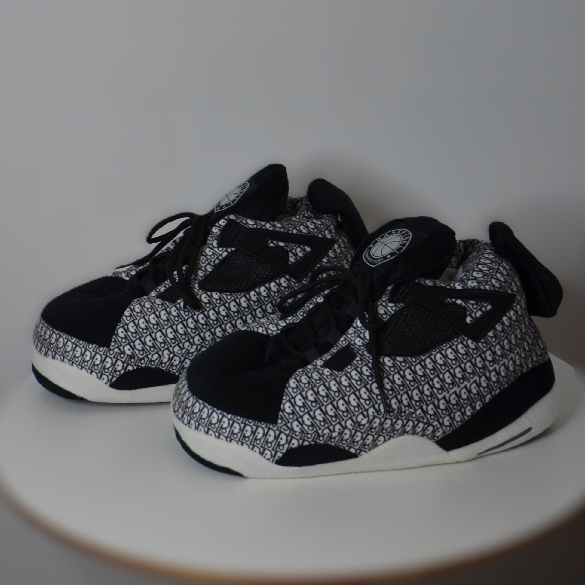 Schwarze HK4 Dior Sneaker mit dezenten hellen Akzenten und stilvollem Design, Nike Hausschuhe