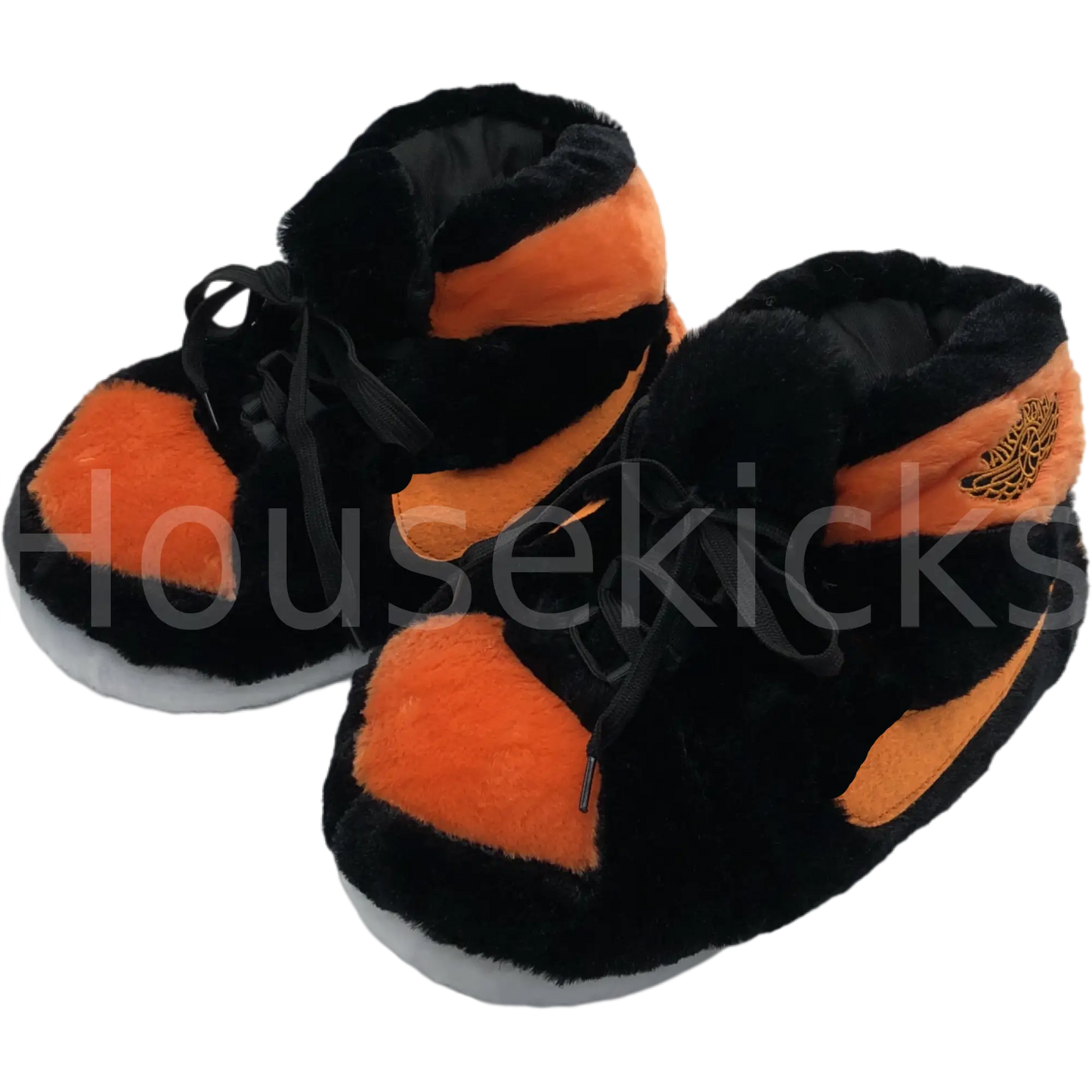 Sneaker Hausschuhe von Housekicks, flauschige Jordan Hausschuhe, Fluffy Jordans, Nike Hausschuhe, stylische Housekicks für drinnen, warme und gemütliche Hausschuhe für jede Altersklasse. Ähneln deinen dein Sneakern und halten deine Füße warm.