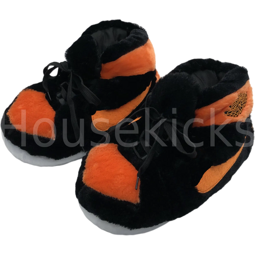Sneaker Hausschuhe von Housekicks, flauschige Jordan Hausschuhe, Fluffy Jordans, Nike Hausschuhe, stylische Housekicks für drinnen, warme und gemütliche Hausschuhe für jede Altersklasse. Ähneln deinen dein Sneakern und halten deine Füße warm.