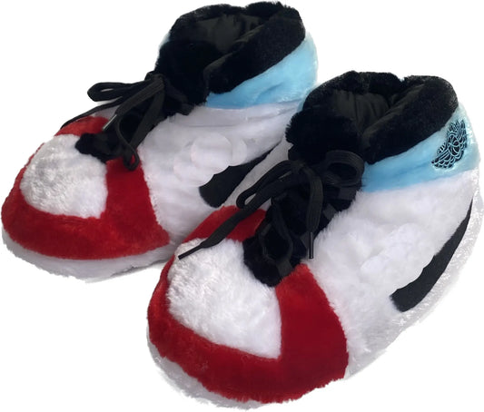 Sneaker Hausschuhe von Housekicks, flauschige Jordan Hausschuhe, Fluffy Jordans, Nike Hausschuhe, stylische Housekicks für drinnen, warme und gemütliche Hausschuhe für jede Altersklasse. Ähneln deinen dein Sneakern und halten deine Füße warm.