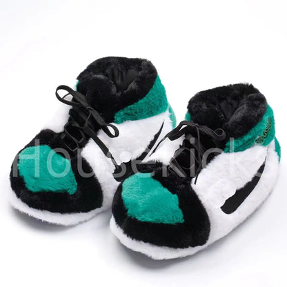 Sneaker Hausschuhe von Housekicks, flauschige Jordan Hausschuhe, Fluffy Jordans, Nike Hausschuhe, stylische Housekicks für drinnen, warme und gemütliche Hausschuhe für jede Altersklasse. Ähneln deinen dein Sneakern und halten deine Füße warm.