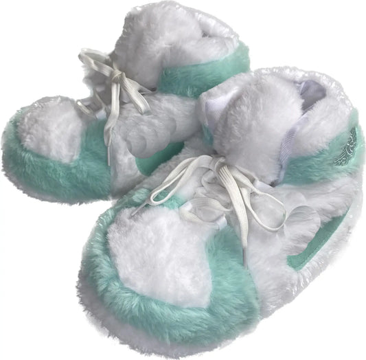 Sneaker Hausschuhe von Housekicks, flauschige Jordan Hausschuhe, Fluffy Jordans, Nike Hausschuhe, stylische Housekicks für drinnen, warme und gemütliche Hausschuhe für jede Altersklasse. Ähneln deinen dein Sneakern und halten deine Füße warm.