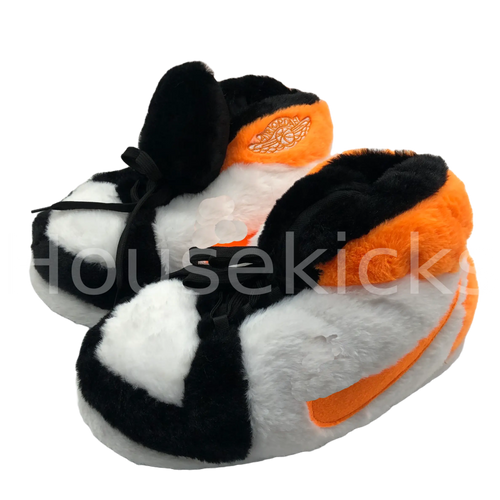 Sneaker Hausschuhe von Housekicks, flauschige Jordan Hausschuhe, Fluffy Jordans, Nike Hausschuhe, stylische Housekicks für drinnen, warme und gemütliche Hausschuhe für jede Altersklasse. Ähneln deinen dein Sneakern und halten deine Füße warm.