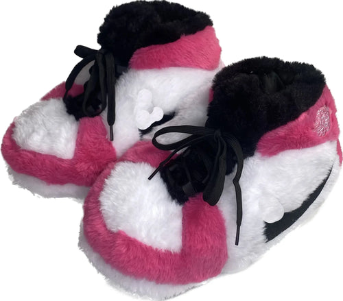 Sneaker Hausschuhe von Housekicks, flauschige Jordan Hausschuhe, Fluffy Jordans, Nike Hausschuhe, stylische Housekicks für drinnen, warme und gemütliche Hausschuhe für jede Altersklasse. Ähneln deinen dein Sneakern und halten deine Füße warm.
