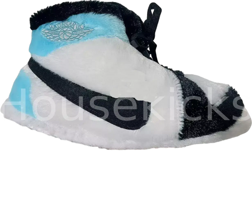 Sneaker Hausschuhe von Housekicks, flauschige Jordan Hausschuhe, Fluffy Jordans, Nike Hausschuhe, stylische Housekicks für drinnen, warme und gemütliche Hausschuhe für jede Altersklasse. Ähneln deinen dein Sneakern und halten deine Füße warm.