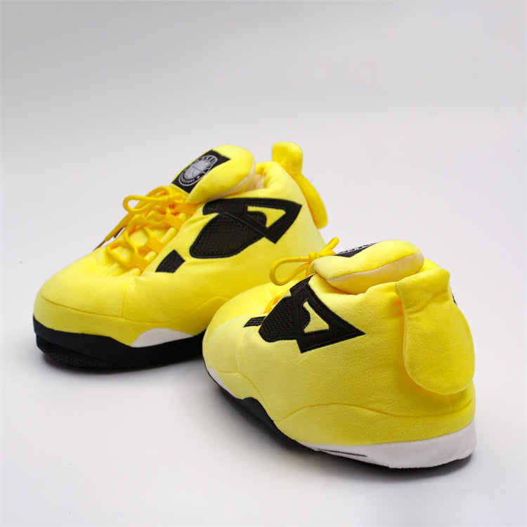 Sneaker Hausschuhe von Housekicks, flauschige Jordan Hausschuhe, Fluffy Jordans, Nike Hausschuhe, stylische Housekicks für drinnen, warme und gemütliche Hausschuhe für jede Altersklasse. Ähneln deinen dein Sneakern und halten deine Füße warm.