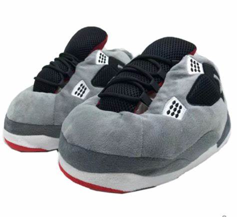 Sneaker Hausschuhe von Housekicks, flauschige Jordan Hausschuhe, Fluffy Jordans, Nike Hausschuhe, stylische Housekicks für drinnen, warme und gemütliche Hausschuhe für jede Altersklasse. Ähneln deinen dein Sneakern und halten deine Füße warm.
