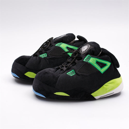 Sneaker Hausschuhe von Housekicks, flauschige Jordan Hausschuhe, Fluffy Jordans, Nike Hausschuhe, stylische Housekicks für drinnen, warme und gemütliche Hausschuhe für jede Altersklasse. Ähneln deinen dein Sneakern und halten deine Füße warm.