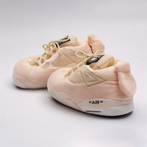Sneaker Hausschuhe von Housekicks, flauschige Jordan Hausschuhe, Fluffy Jordans, Nike Hausschuhe, stylische Housekicks für drinnen, warme und gemütliche Hausschuhe für jede Altersklasse. Ähneln deinen dein Sneakern und halten deine Füße warm.