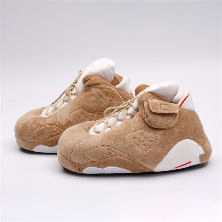 Sneaker Hausschuhe von Housekicks, flauschige Jordan Hausschuhe, Fluffy Jordans, Nike Hausschuhe, stylische Housekicks für drinnen, warme und gemütliche Hausschuhe für jede Altersklasse. Ähneln deinen dein Sneakern und halten deine Füße warm.