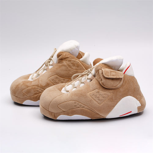 Sneaker Hausschuhe von Housekicks, flauschige Jordan Hausschuhe, Fluffy Jordans, Nike Hausschuhe, stylische Housekicks für drinnen, warme und gemütliche Hausschuhe für jede Altersklasse. Ähneln deinen dein Sneakern und halten deine Füße warm.
