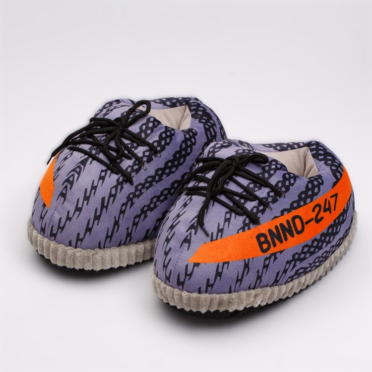 Sneaker Hausschuhe von Housekicks, flauschige Jordan Hausschuhe, Fluffy Jordans, Nike Hausschuhe, stylische Housekicks für drinnen, warme und gemütliche Hausschuhe für jede Altersklasse. Ähneln deinen dein Sneakern und halten deine Füße warm.