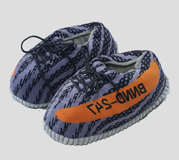 Sneaker Hausschuhe von Housekicks, flauschige Jordan Hausschuhe, Fluffy Jordans, Nike Hausschuhe, stylische Housekicks für drinnen, warme und gemütliche Hausschuhe für jede Altersklasse. Ähneln deinen dein Sneakern und halten deine Füße warm.