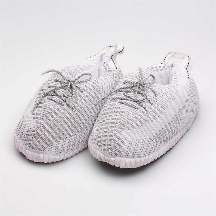 Sneaker Hausschuhe von Housekicks, flauschige Jordan Hausschuhe, Fluffy Jordans, Nike Hausschuhe, stylische Housekicks für drinnen, warme und gemütliche Hausschuhe für jede Altersklasse. Ähneln deinen dein Sneakern und halten deine Füße warm.