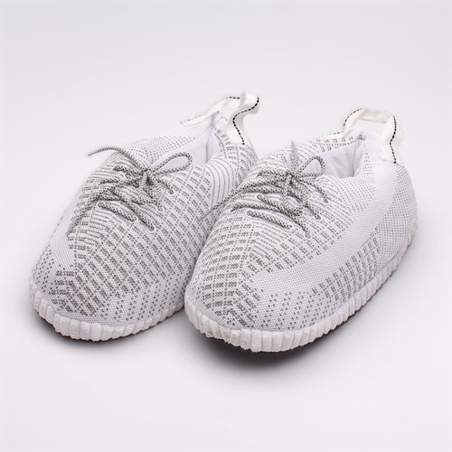 Sneaker Hausschuhe von Housekicks, flauschige Jordan Hausschuhe, Fluffy Jordans, Nike Hausschuhe, stylische Housekicks für drinnen, warme und gemütliche Hausschuhe für jede Altersklasse. Ähneln deinen dein Sneakern und halten deine Füße warm.