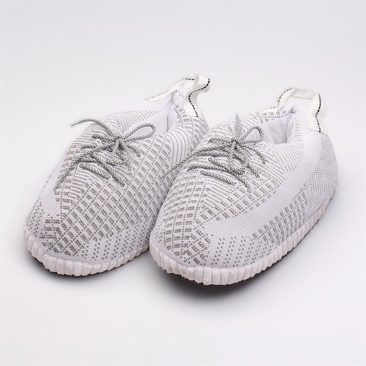 Sneaker Hausschuhe von Housekicks, flauschige Jordan Hausschuhe, Fluffy Jordans, Nike Hausschuhe, stylische Housekicks für drinnen, warme und gemütliche Hausschuhe für jede Altersklasse. Ähneln deinen dein Sneakern und halten deine Füße warm.