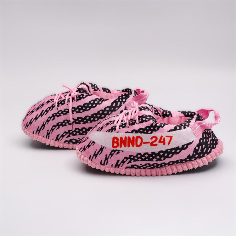 Sneaker Hausschuhe von Housekicks, flauschige Jordan Hausschuhe, Fluffy Jordans, Nike Hausschuhe, stylische Housekicks für drinnen, warme und gemütliche Hausschuhe für jede Altersklasse. Ähneln deinen dein Sneakern und halten deine Füße warm.