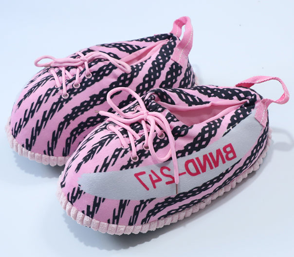 Sneaker Hausschuhe von Housekicks, flauschige Jordan Hausschuhe, Fluffy Jordans, Nike Hausschuhe, stylische Housekicks für drinnen, warme und gemütliche Hausschuhe für jede Altersklasse. Ähneln deinen dein Sneakern und halten deine Füße warm.