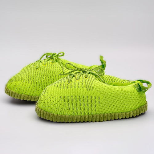 Sneaker Hausschuhe von Housekicks, flauschige Jordan Hausschuhe, Fluffy Jordans, Nike Hausschuhe, stylische Housekicks für drinnen, warme und gemütliche Hausschuhe für jede Altersklasse. Ähneln deinen dein Sneakern und halten deine Füße warm.