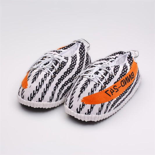 Sneaker Hausschuhe von Housekicks, flauschige Jordan Hausschuhe, Fluffy Jordans, Nike Hausschuhe, stylische Housekicks für drinnen, warme und gemütliche Hausschuhe für jede Altersklasse. Ähneln deinen dein Sneakern und halten deine Füße warm.