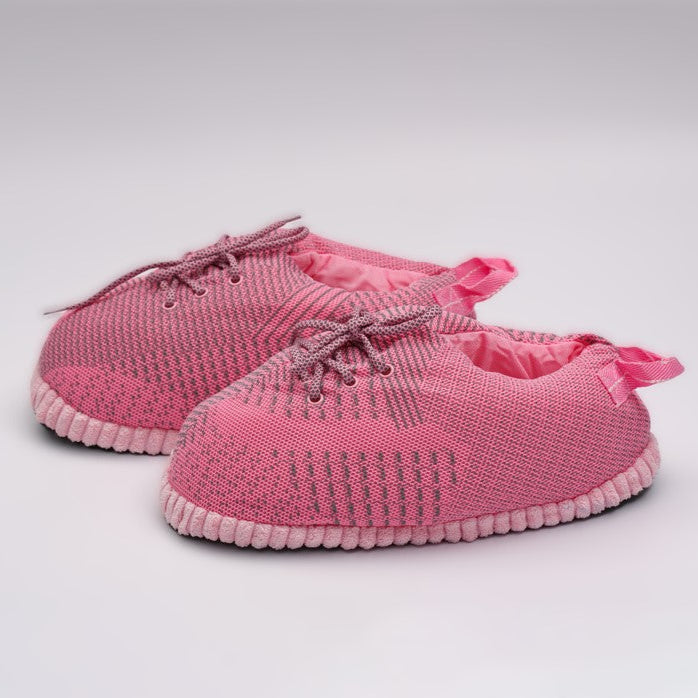 Sneaker Hausschuhe von Housekicks, flauschige Jordan Hausschuhe, Fluffy Jordans, Nike Hausschuhe, stylische Housekicks für drinnen, warme und gemütliche Hausschuhe für jede Altersklasse. Ähneln deinen dein Sneakern und halten deine Füße warm.