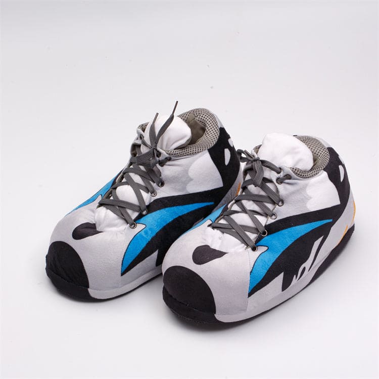 Sneaker Hausschuhe von Housekicks, flauschige Jordan Hausschuhe, Fluffy Jordans, Nike Hausschuhe, stylische Housekicks für drinnen, warme und gemütliche Hausschuhe für jede Altersklasse. Ähneln deinen dein Sneakern und halten deine Füße warm.