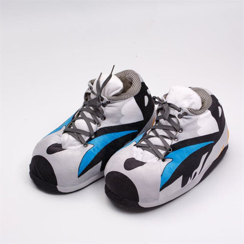 Sneaker Hausschuhe von Housekicks, flauschige Jordan Hausschuhe, Fluffy Jordans, Nike Hausschuhe, stylische Housekicks für drinnen, warme und gemütliche Hausschuhe für jede Altersklasse. Ähneln deinen dein Sneakern und halten deine Füße warm.