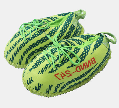 Sneaker Hausschuhe von Housekicks, flauschige Jordan Hausschuhe, Fluffy Jordans, Nike Hausschuhe, stylische Housekicks für drinnen, warme und gemütliche Hausschuhe für jede Altersklasse. Ähneln deinen dein Sneakern und halten deine Füße warm.