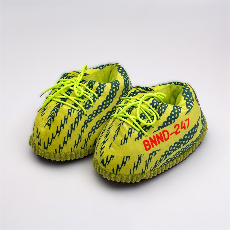 Sneaker Hausschuhe von Housekicks, flauschige Jordan Hausschuhe, Fluffy Jordans, Nike Hausschuhe, stylische Housekicks für drinnen, warme und gemütliche Hausschuhe für jede Altersklasse. Ähneln deinen dein Sneakern und halten deine Füße warm.