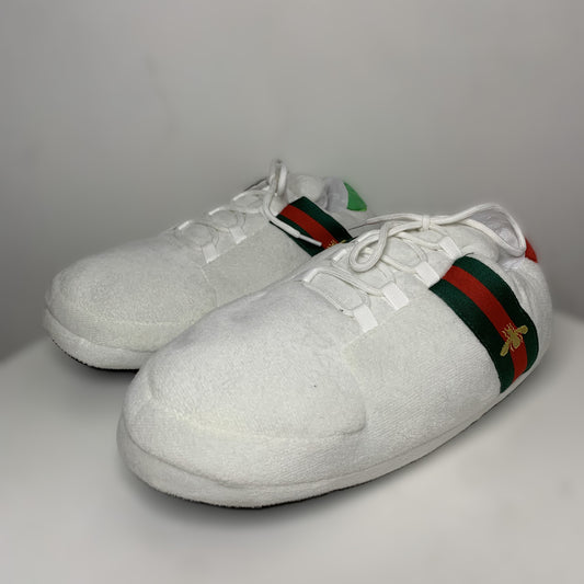 Sneaker Hausschuhe von Housekicks, flauschige Jordan Hausschuhe, Fluffy Jordans, Nike Hausschuhe, stylische Housekicks für drinnen, warme und gemütliche Hausschuhe für jede Altersklasse. Ähneln deinen dein Sneakern und halten deine Füße warm.