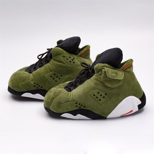 Sneaker Hausschuhe von Housekicks, flauschige Jordan Hausschuhe, Fluffy Jordans, Nike Hausschuhe, stylische Housekicks für drinnen, warme und gemütliche Hausschuhe für jede Altersklasse. Ähneln deinen dein Sneakern und halten deine Füße warm.