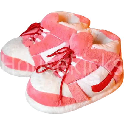 Sneaker Hausschuhe von Housekicks, flauschige Jordan Hausschuhe, Fluffy Jordans, Nike Hausschuhe, stylische Housekicks für drinnen, warme und gemütliche Hausschuhe für jede Altersklasse. Ähneln deinen dein Sneakern und halten deine Füße warm.